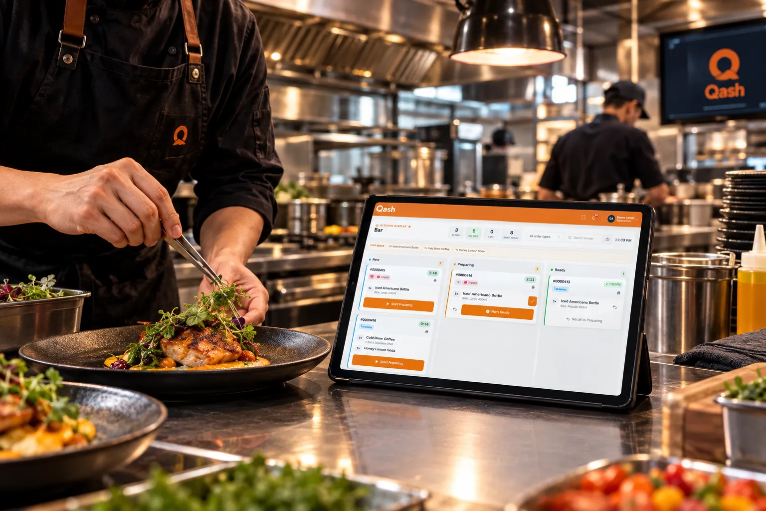Dapur restoran di jam sibuk: koki menata piring, tablet layar dapur Qash berdiri di meja pass